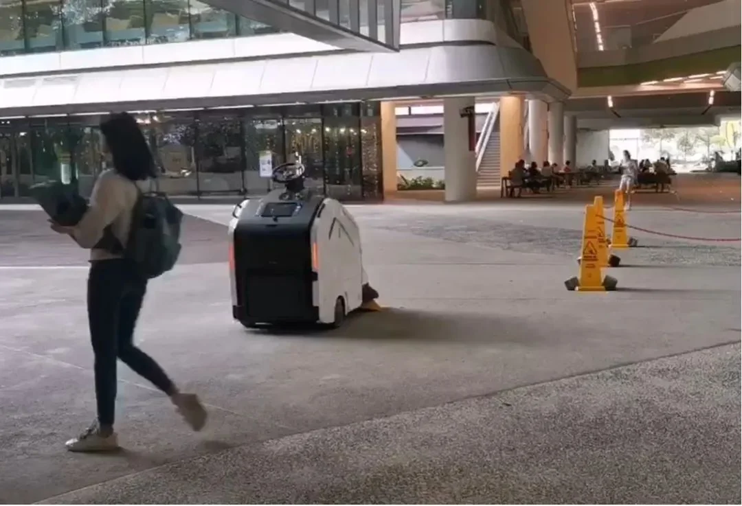 室外清扫机器人在露天广场自主清扫